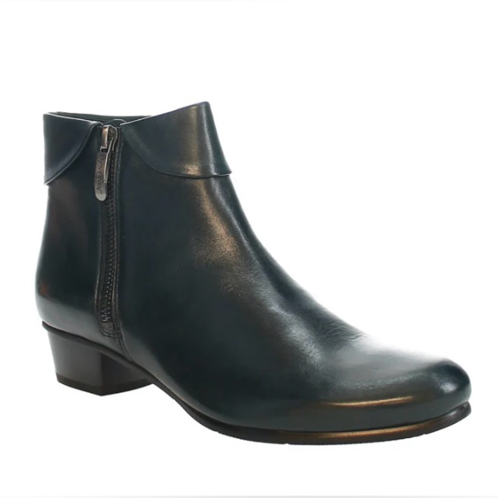 Regarde Le Ciel boots NWOT